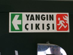 yangın çıkışı levhası